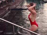 Sarah Harris seksownie w basenie